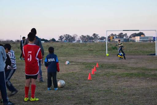 Chicos jugando al futbol