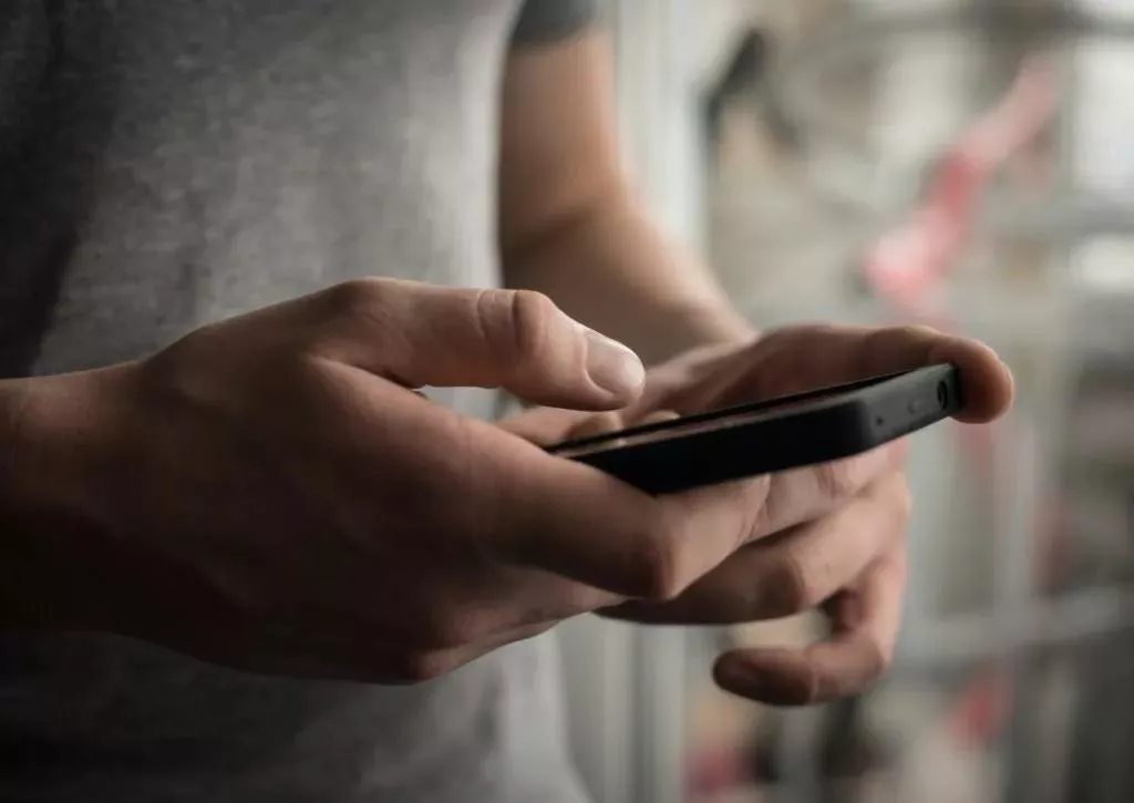 mujer revisando celular