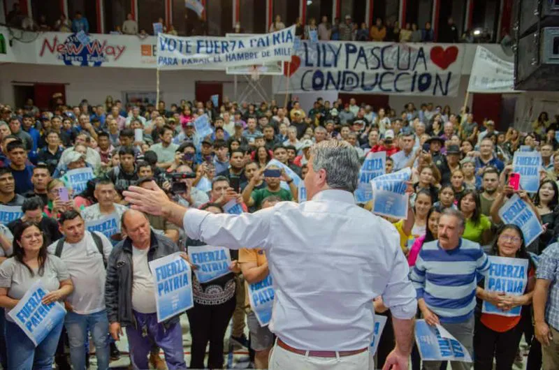 Coqui con militantes