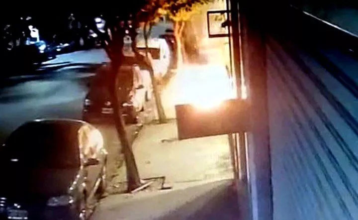 encapuchados-atacaron-con-bombas-molotov___AswXfw_Q1_720x0__1 (1)