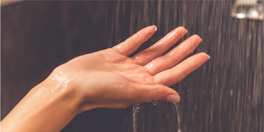 mujer bañandose