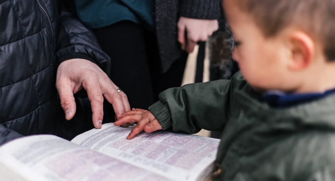 Niño y su biblia