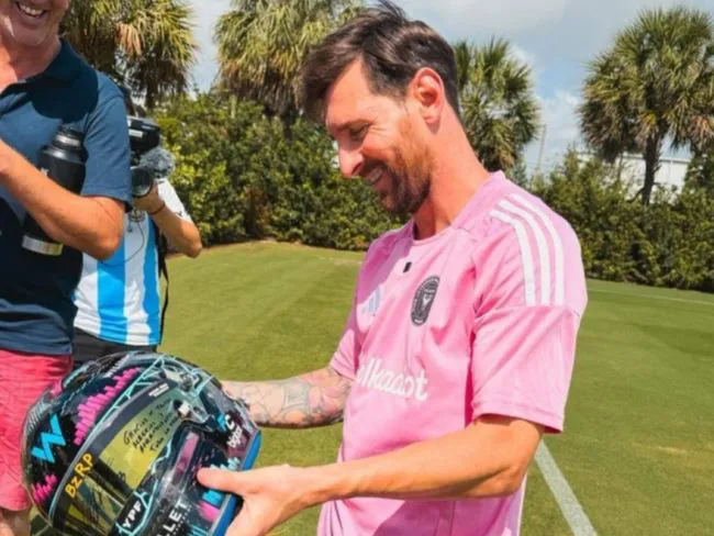 Messi con el casco de Colapinto