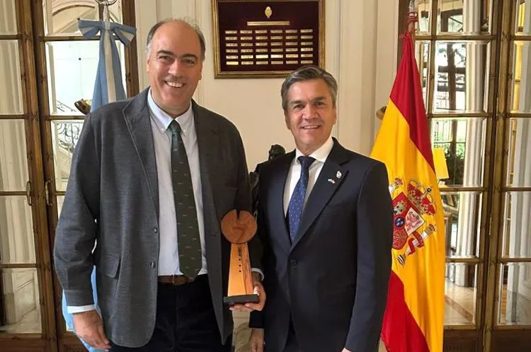 Zdero con el embajador